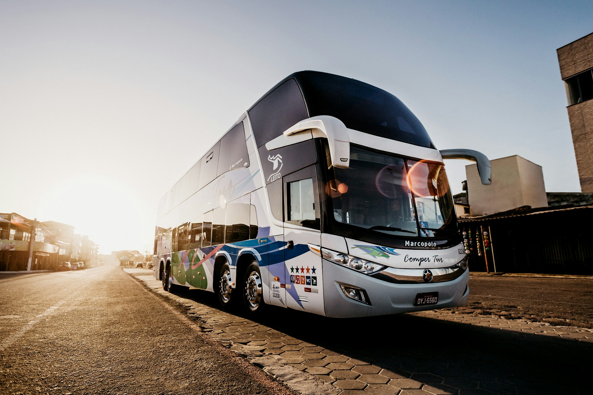 Autocar de tourisme sur la route