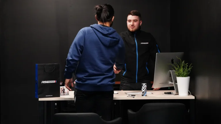 Un technicien RS Tronic échange avec un client au comptoir