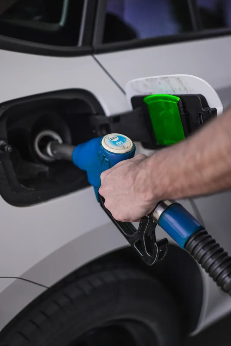 Pistolet de pompe E85 engagé dans le réservoir