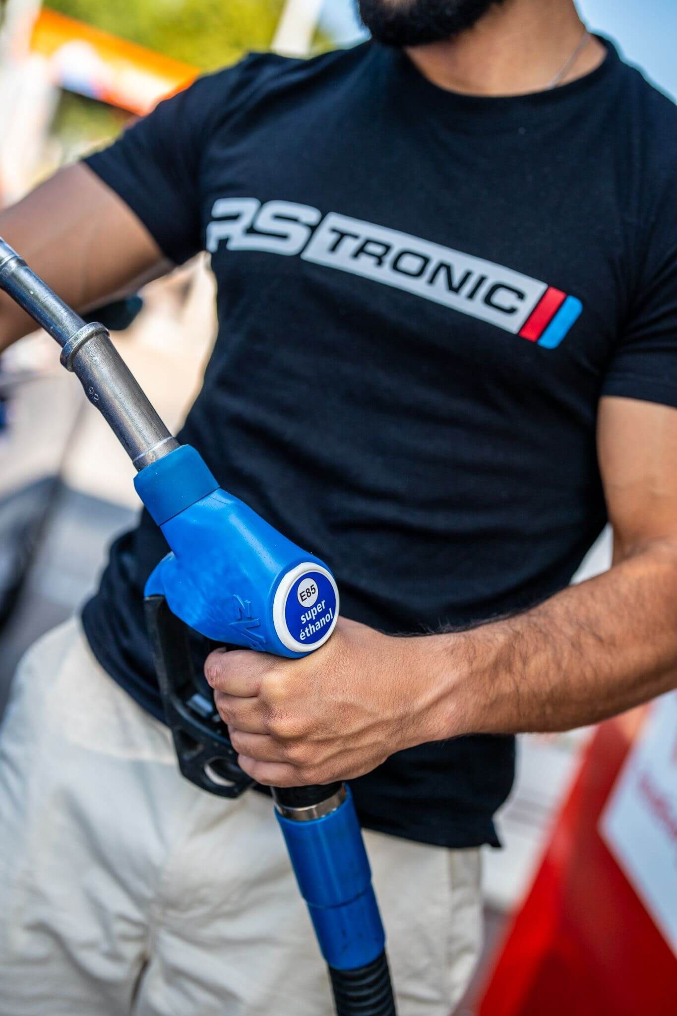 Technicien RS Tronic tenant un pistolet de pompe E85