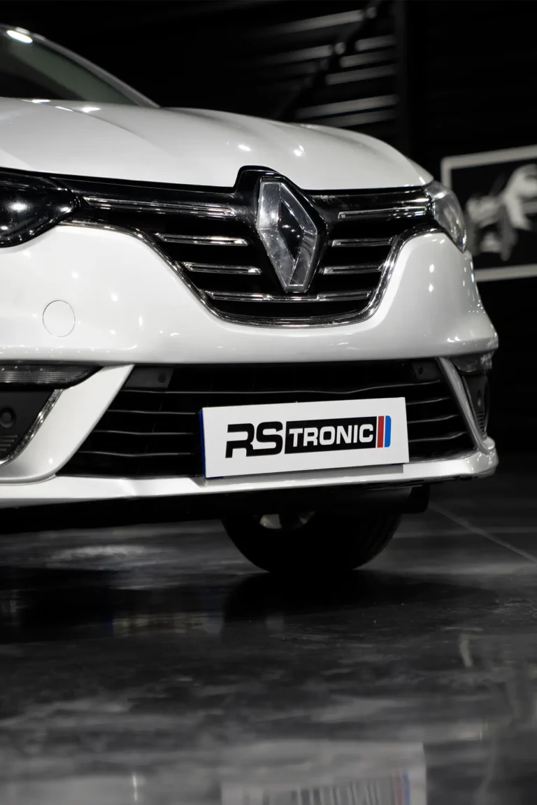 Calandre d’une Renault Clio avec la plaque RS Tronic